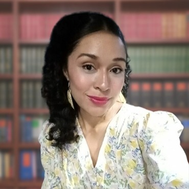 Victoria Ponce - Legal Assistant, Se Habla Español